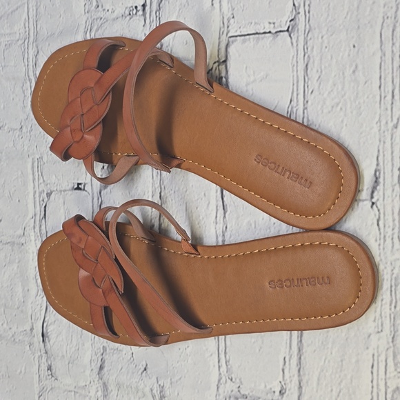 Maurices Braided Strap Sandals 9.5, Slip On - Picture 2 of 4